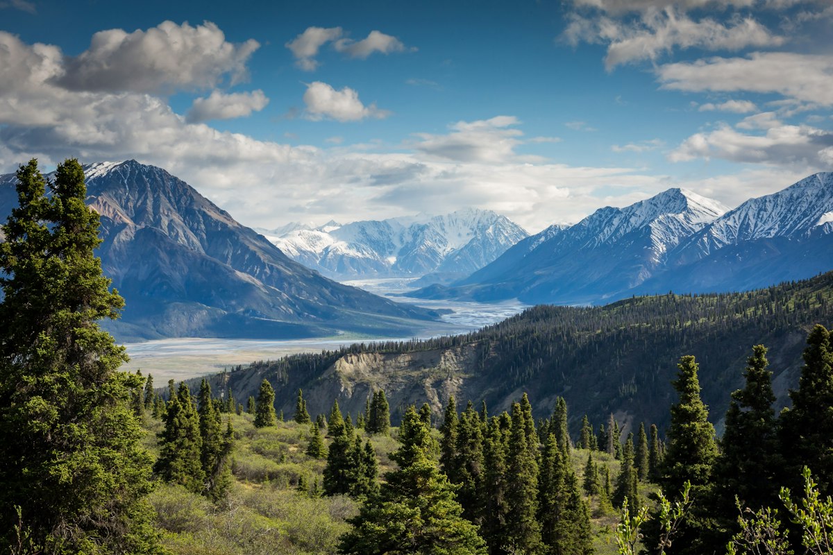 Un lac calme du Nord entouré de montagnes