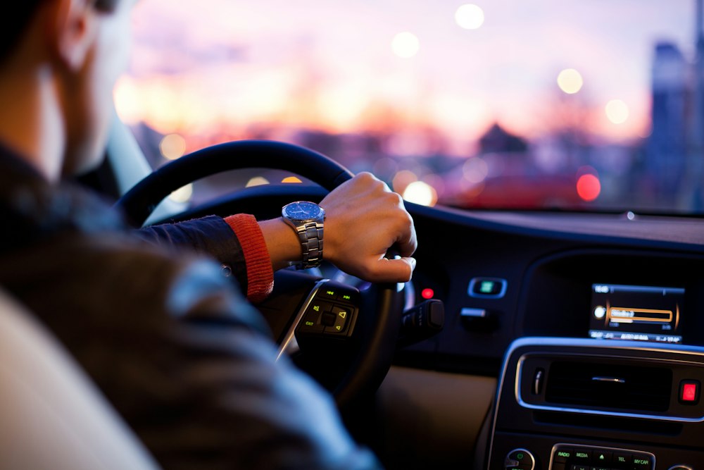 Une voiture sur une route dégagée
